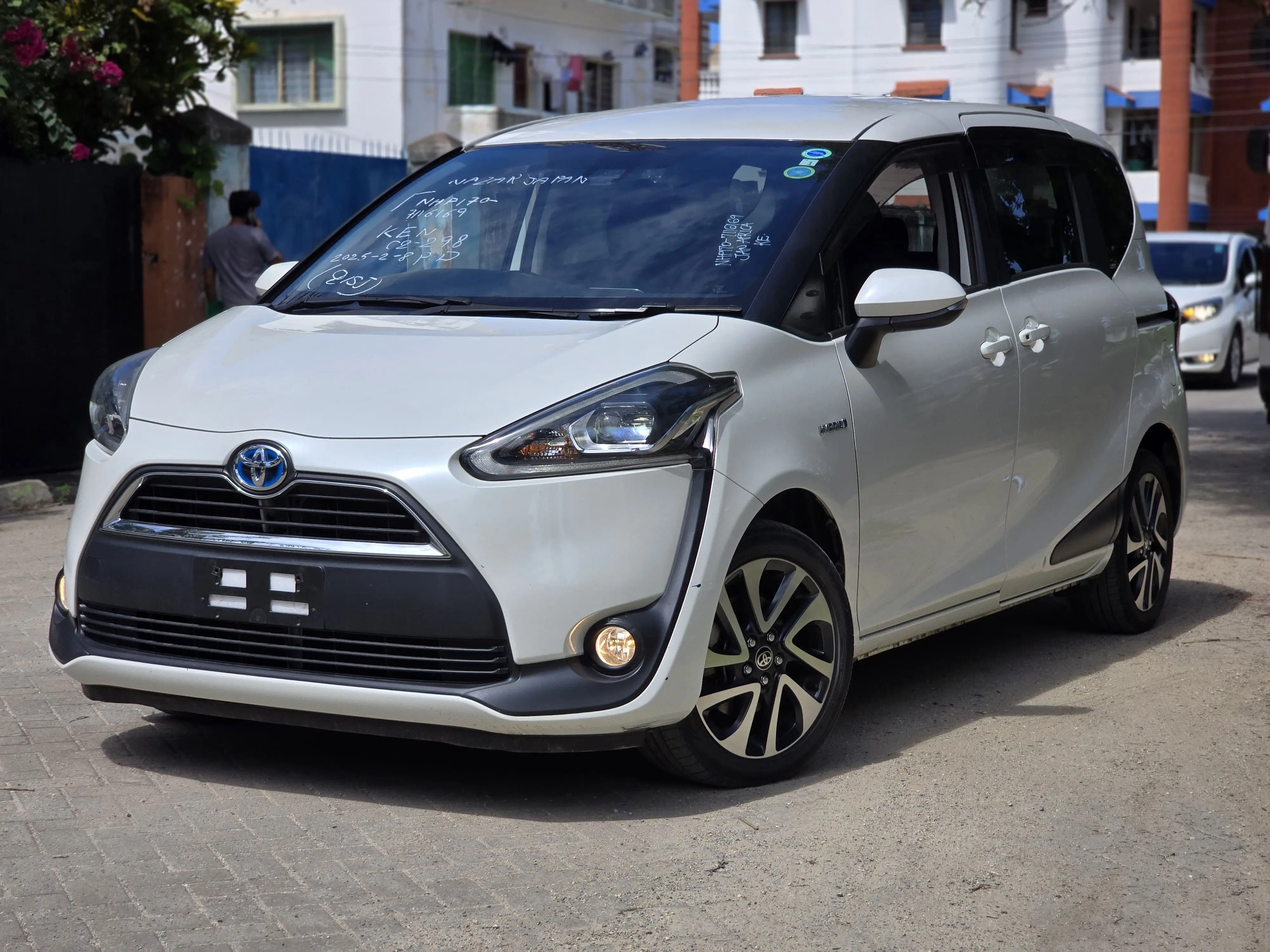 Toyota Sienta front